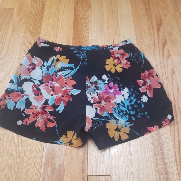 Costa Blanca Floral Shorts - Picture 2 of 5